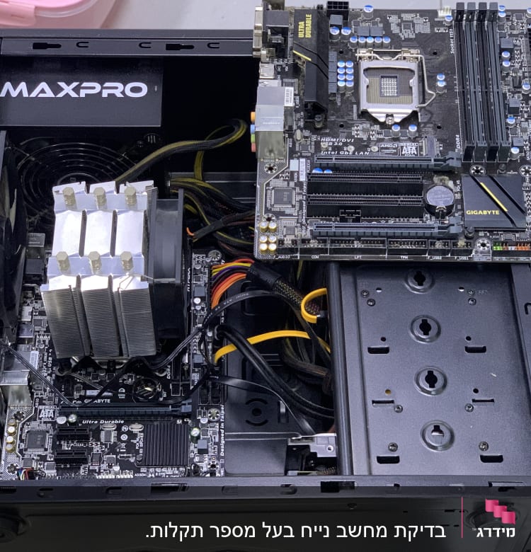 לוח אם ומאוורר בתוך מארז מחשב פתוח